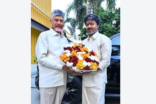 విజయ్ రాకతో బెజవాడ దద్దరిల్లింది!